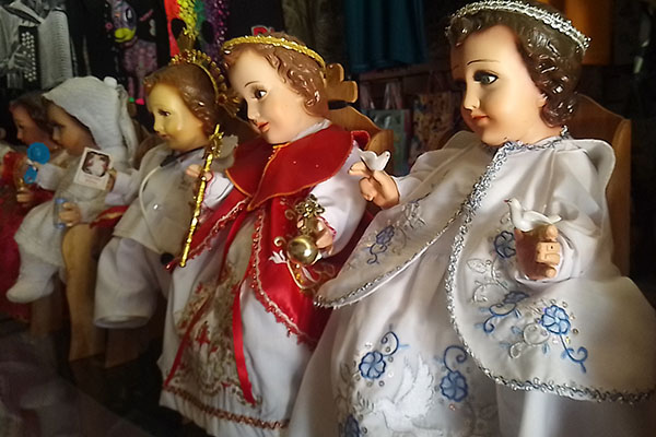 Vestir a Niños Dios, tradición viva pero en decadencia: artesana